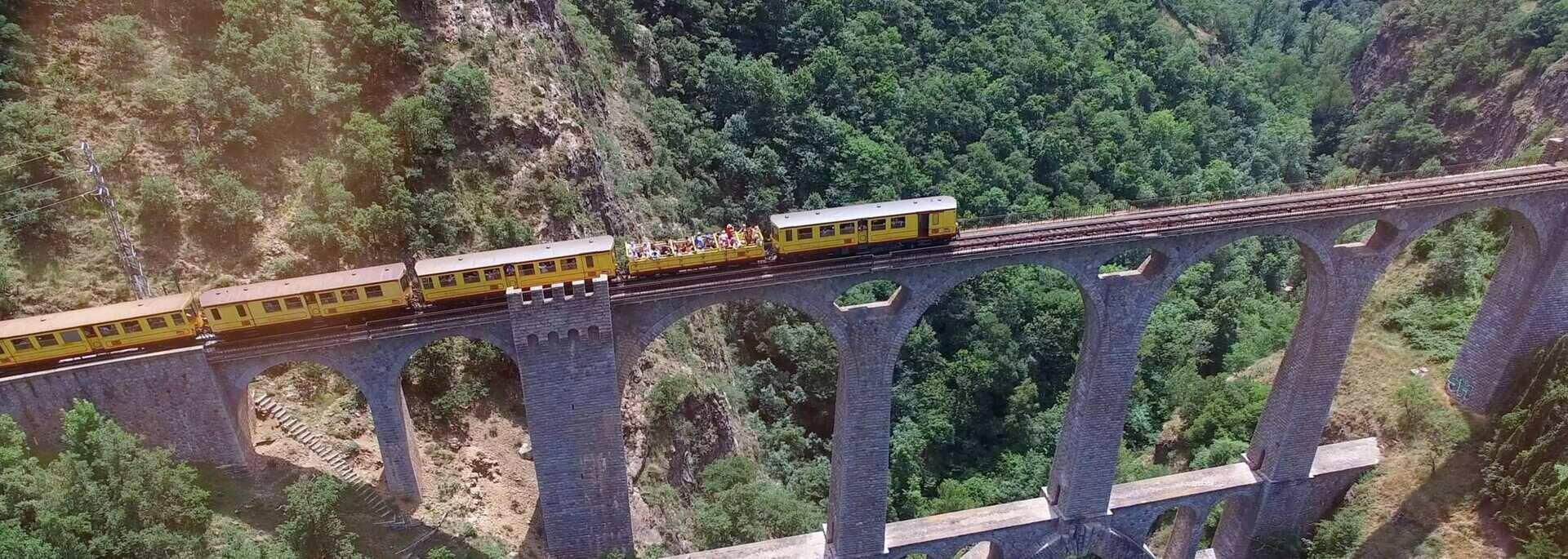 Le Train Jaune sur le Pont Séjourné crédit photo go-production.com